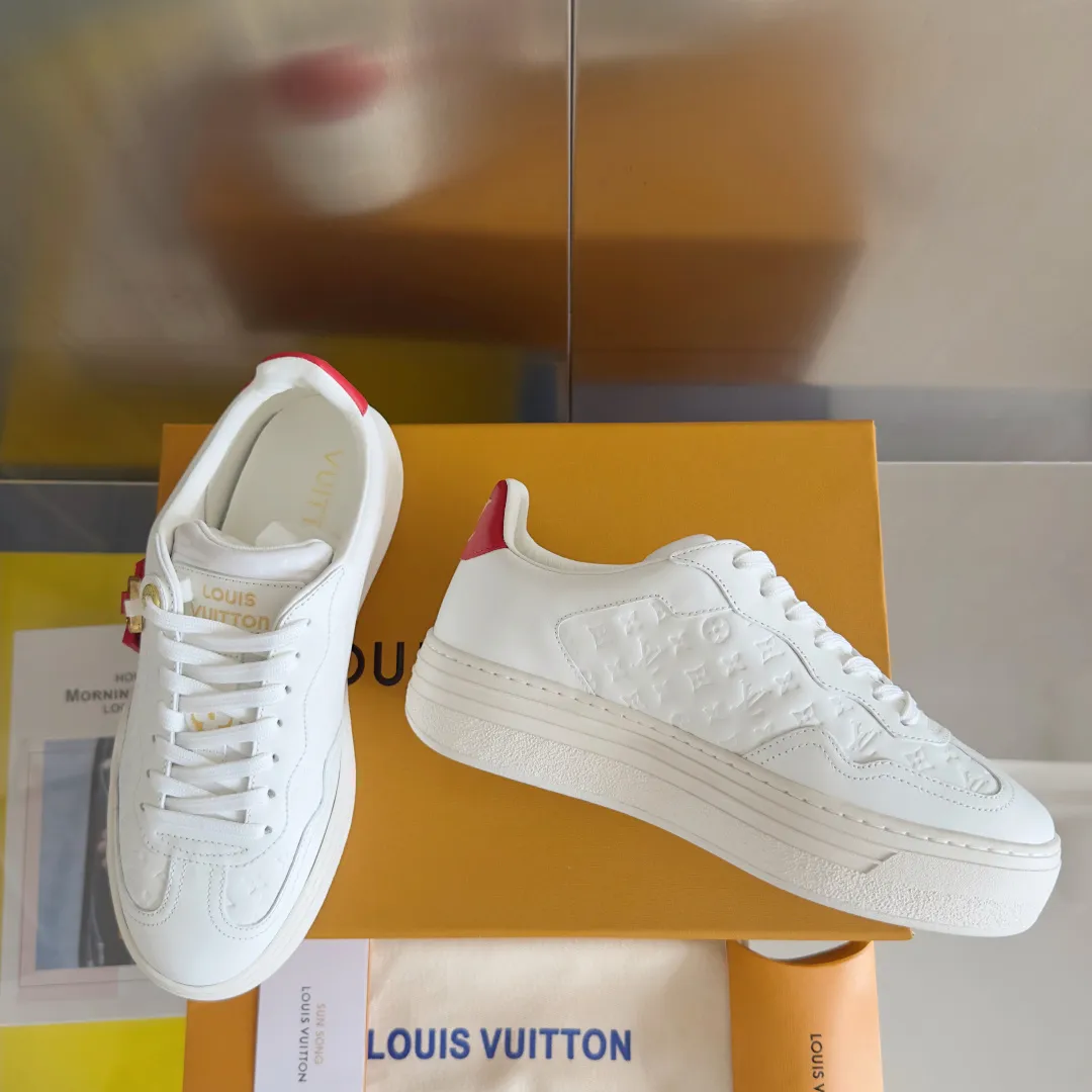 👟👟Ex-factory price 740👟👟 Top version LV Louis Vuitton L House Donkey Brand Stadium Series Casual Sports Shoes White Shoes Dexun Shoes Original purchase, development and production LV Stadium sports shoes are soft cow leather partially embossed with Monogram patterns, reproducing the retro design trend. Monogram canvas trim and toe perforations bring together exquisite details, the tongue is decorated with LV letter label, and the outsole depicts the Louis Vuitton logo. Exquisitely packaged at the delivery counter🛍📦 ▪️ Fabric: Original imported first-layer cowhide ▪️ Lining: Original imported soft sheepskin lining ▪️ Sole: Original open-molded non-slip rubber outsole ▪️ Bottom thickness: 3CM ▪️ Size: Women's 35-41